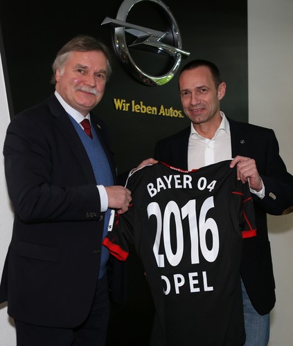 Michael Schade, Geschäftsführer von Bayer 04 Leverkusen, und Jürgen Keller, Opel-Vertriebschef für den deutschen Markt (rechts).