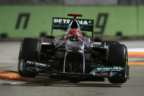 Michael Schumacher im Mercedes AMG Petronas beim Großen Preis von Singapur 2012.