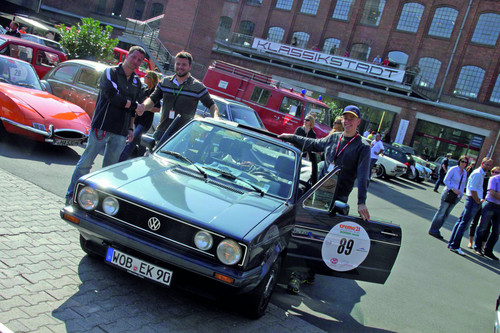 Michael Winkler (lvon links) gratuliert den Siegern Michael Schmidt und Michael Janssen des VW-Classic-Gewinnspiels zum Abschluß der Rallye.
