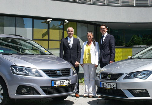 Michaela Pompe, Leitung ADAC Club Mobil, bei der Fahrzeugübergabe mit Seat-Vertriebsleiter Markus Leinemann (l.) und Christian Wolf (r.), Leiter Leasing- und Direktgeschäft.