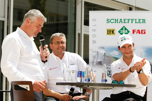 Mike Rockenfeller bei Schaeffler bei einer Talkrunde mit MItarbeitern. Phoenix-Teamchef Ernst Moser (Mitte) und Jörg Walz, Leiter Kommunikation Automotive Schaeffler AG (links)