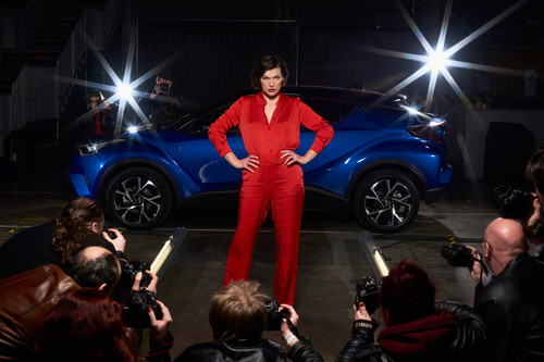 Milla Jovovich begab sich in einer interaktiven Bühnenshow mit 100 geladenen Gästen und dem Toyota C-HR auf eine Reise durch Europa.