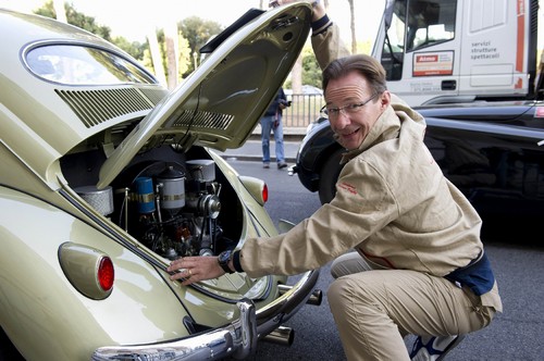 Mille Miglia 2012: VW-Produktionsvorstand Michael Macht kontrolliert den Motor seines Käfers.