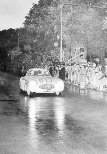 Mille Miglia 2013: Mille Miglia, 3. bis 4. Mai 1952. Das Fahrerteam Rudolf Caracciola / Paul Kurrle (Startnummer 613) mit Rennsportwagen Mercedes-Benz Typ 300 SL (W 194, 1952) belegen den 4. Platz.