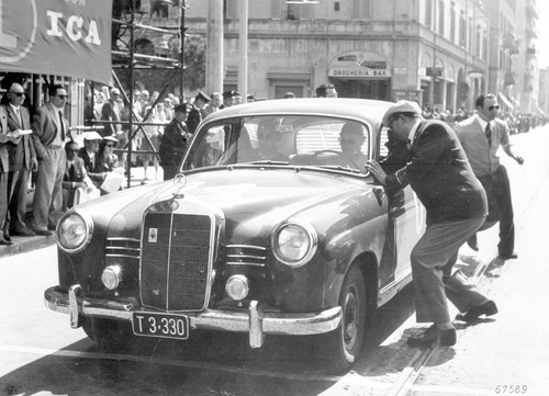 Mille Miglia 2013: Mille Miglia, Brescia in Italien, 1. Mai 1955. Sieger in der Dieselklasse: Oberingenieur Helmut Retter (Daimler-Benz Vertreter in Innsbruck) mit Beifahrer Wolfgang Larcher auf Mercedes-Benz Typ 180 D (W 120), Startnummer 04, bei einem Kontrollpunkt.