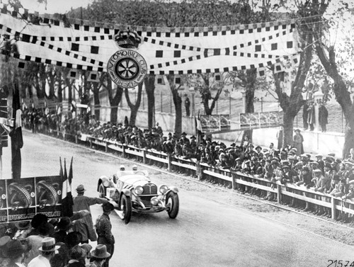 „Mille Miglia“, das 1000-Meilen-Rennen von Brescia, 12. und 13. April 1931. Rudolf Caracciola und Beifahrer Wilhelm Sebastian am Ziel mit Mercedes-Benz Typ SSKL Rennsportwagen (Baureihe W 06 RS) in Brescia.