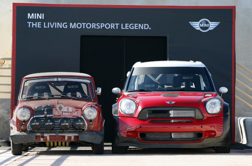 Mini WRC und Mini Cooper S von 1968, der an der Rallye Monte Carlo Historique 2011 teilnahm.