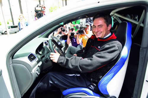 Ministerpräsident David McAllister am Steuer des VW Golf GTI Reifnitz vor.