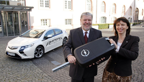 Ministerpräsident Kurt Beck bekommt von Opel-Verkaufschefin Imelda Labbe den symbolischen Schlüssel für den Ampera.