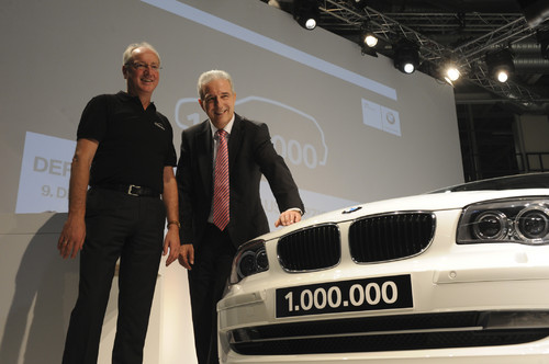 Ministerpräsident Stanislaw Tillich und Werkleiter Manfred Erlacher mit dem einmillionsten BMW aus dem Werk Leipzig.