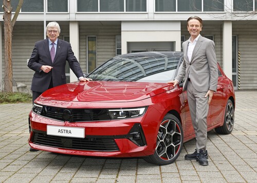Ministerpräsident Volker Bouffier und Opel-Chef Uwe Hochgeschurtz (rechts) mit dem Opel Astra.