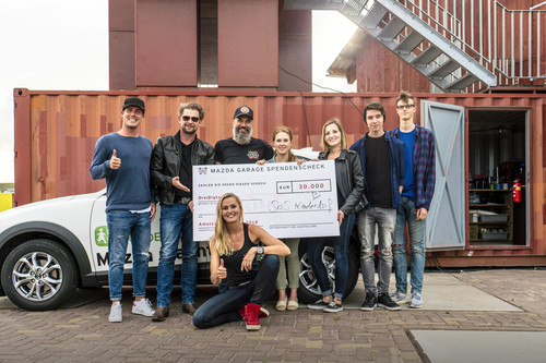 Miriam Höller übergab die Spende von 30 000 Euro im Rahmen der European 5000 Rallye gemeinsam mit ihren Kollegen von der Mazda-Garage an die Vertreter des SOS-Kinderdorfs Düsseldorf.