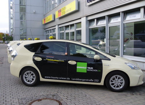 Mit 48 Toyota Prius und einem Opel Ampera senkt das Taxi-Center Ostbahnhof in München den CO2-Ausstoß bei seinen Fahrten signifikant.