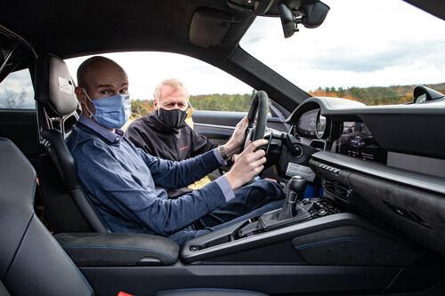 Mit Corona-Maske im Porsche 911 GT3: Autor Jens Meiners mit Entwicklungsingenieur Andreas Preuninger.