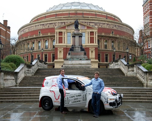 Mit dem Fiat Panda von Kapstadt nach London: Philip Young und Paul Brace beim Start in Kapstadt.