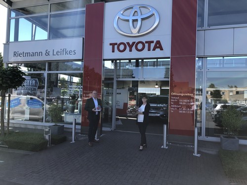 Mit dem „Ichiban“ ausgezeichnet: Ralf Leifkes vom Autohaus Rietmann & Leifkes Coesfeld mit Ira Masuhr von der Toyota-Abteilung Customer Experience & Network Quality.


