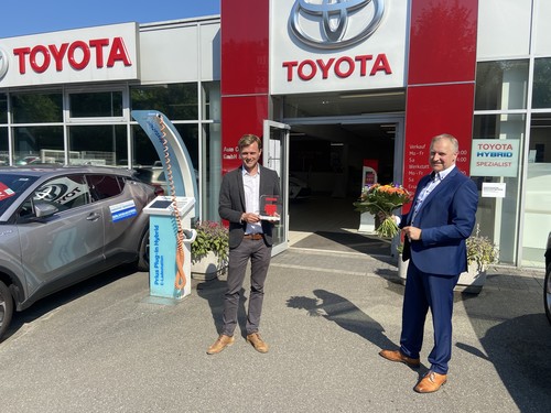 Mit dem „Ichiban“ ausgezeichnet: Standortleiter Karsten Timm vom Auto Centrum Lass in Kronshagen bei Kiel mit Markus Büsgen (r.), Leiter Kundenbindung bei Toyota. 

