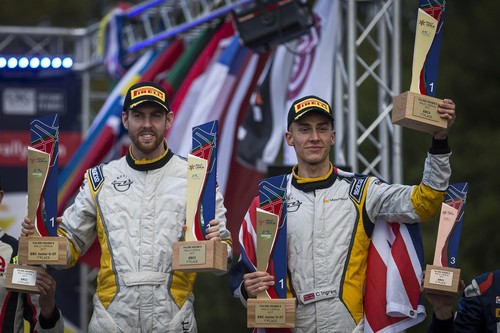 Mit dem Opel Adam R2 Rallye-Junioren-Europameiser 2017: Christopher Ingram (rechts) und Co-Pilot Ross Whittock.