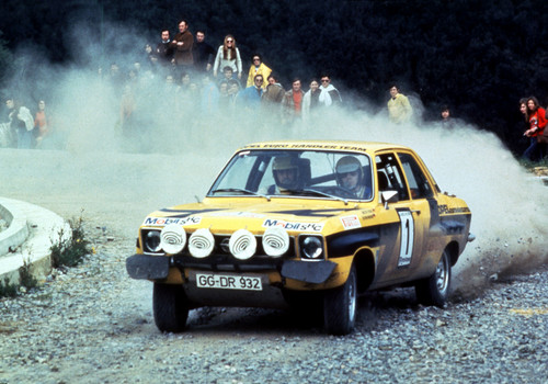 Mit dem Opel Ascona A Rallye gewinnen Walter Röhrl und Co-Pilot Jochen Berger sechs von acht Läufen und werden 1974 Rallye-Europameister