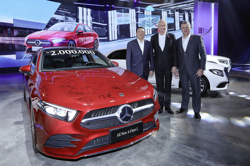 Mit dem Produktionsanlauf des Mercedes-Benz A-Klasse L feierte das Joint Venture BBAC auch das zweimllionste in China gebaute Auto (v.l.): BAIC-Vorsitzender Xu Heyi, Daimlers China-Vorstand Hubertus Troska und BBAC-Präsident Arno van der Merwe.