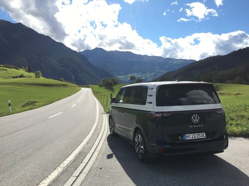 Mit dem VW ID Buzz Pro über die Alpen zum ID-Treffen an den Lago Maggiore.
