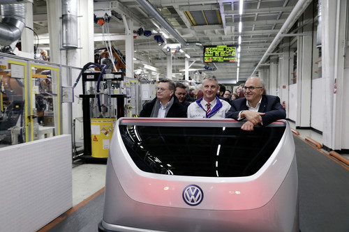 Mit der Besucherbahn durch das VW-Werk (von links) DFB-Präsident Reinhard Grindel, Werkleiter Stefan Loth und Vertriebsvorstand Jürgen Stackmann.