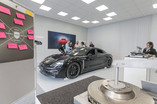 Mit der größten Qualifizierungsoffensive in der Unternehmensgeschichte schult Porsche 1500 neue Mitarbeiter für den Bau des Taycan.