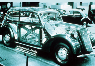 Mit einem „gläsernen“ Modell zeigte Opel auf der Berliner Automobilausstellung 1935 das Konstruktionsprinzip der selbsttragenden Ganzstahlkarosserie des Olympia.