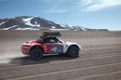 Mit einem stark modifizierten Porsche 911 Carrera 4S ist das Team von Romain Dumas auf den höchstgelegenen Vulkan der Welt, den Ojos Del Salado in Chile, gefahren. Erst bei 6007 Metern ging es nicht mehr weiter.