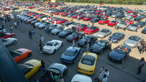 Mit einer Parade von 707 Fahrzeugen aus vier Modellgenerationen fuhr der Mazda MX-5 in Modena erneut ins „Guiness Buch der Weltrekorde“.