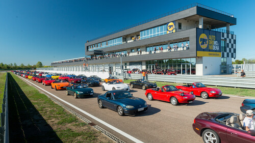 Mit einer Parade von 707 Fahrzeugen aus vier Modellgenerationen fuhr der Mazda MX-5 in Modena erneut ins „Guiness Buch der Weltrekorde“.