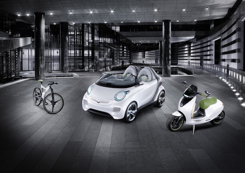 Mit seiner Lackierung in hochglänzendem Weißmetallic schlägt der Smart Forspeed auch formal die Brücke zu den auf dem Pariser Salon 2010 präsentierten Zweirad-Studien Escooter und Ebike.