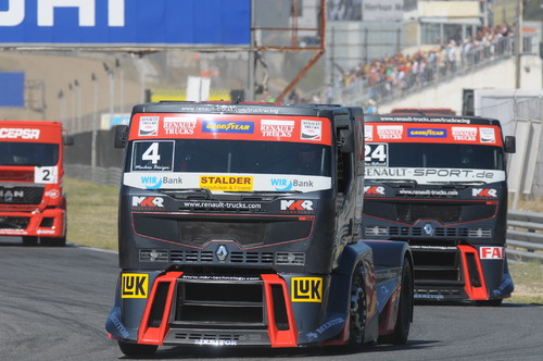 Mit zwei Doppelsiegen in vier Rennen war den schwarz-roten Renault Premium Racing der Mannschaftstitel nicht mehr zu nehmen.