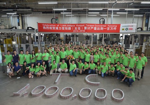 Mitarbeiter bei Schaeffler in Taicang/China feiern die Produktion des einmillionsten Drehmomentwandlers.