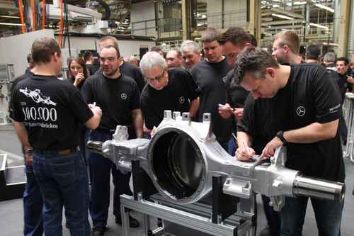 Mitarbeiter der Achsfertigung im Mercedes-Benz-Werk Kassel unterschreiben auf der 100 000sten IPS-Achse.