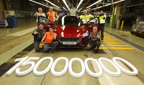 Mitarbeiter der Endmontage feiern den 15-millionsten Ford aus dem Werk Saarlouis.