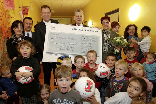 Mitarbeiter der Konzernbeschaffung von Volkswagen spenden Erlös aus internationalem Fußballturnier an drei Kinderhilfsorganisationen.