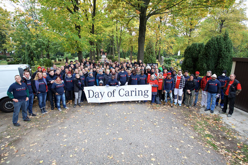 Mitarbeiter der Mercedes-Benz-Bank und Geflüchtete bei dem Projekttag „Day of Caring“.