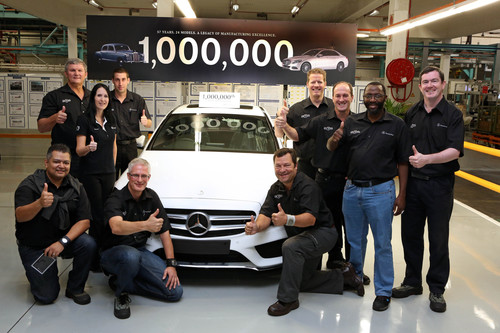Mitarbeiter des Mercedes-Benz-Werkes in Südafrika feiern die Produktion des einmillionsten Pkw – eine weiße C-Klasse Limousine in Rechtslenkerausführung. 