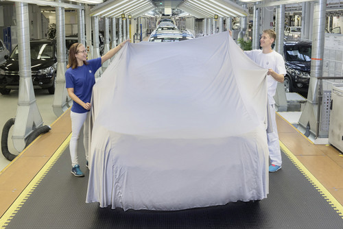 Mitarbeiter des VW-Werks Wolfsburg verpacken den neuen Tiguan für die Weltpremiere auf der IAA 2015.
