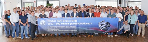 Mitarbeiter in Koblenz feiern 100 Millionen elektrische Parkbremsen von ZF.