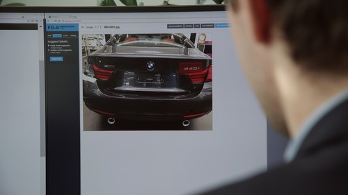 Mitarbeiter markiert zulässige Kombinationen von Modellschriftzügen in der Endmontage des BMW-Werk Dingolfing.