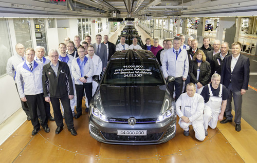 Mitarbeiter mit Werkleitung und Betriebsrat beim Bandablauf des 44-millionsten VW aus Wolfsburg.