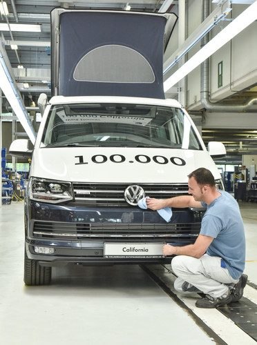 Mitarbeiter Roberto Ferreiro poliert das VW-Logo des Jubiläums-California. 
