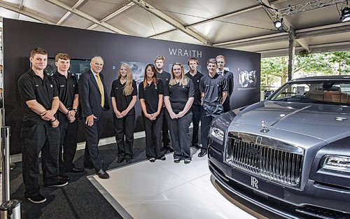 Mitarbeiter von Rolls-Royce vor dem Wraith.
