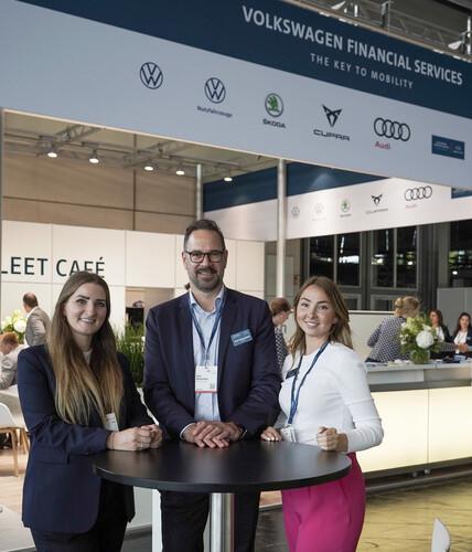 Mitarbeiter von VW FS Rent-a-Car stellen auf der Fachmesse „Flotte! Der Branchentreff“ das Mietangebot vor.