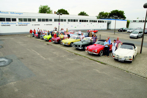Mitglieder des Karmann-Ghia-Clubs Niederlande besuchten das Volkswagen-Museum.