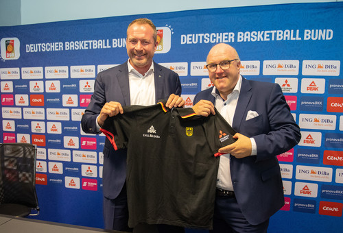 Mitsubishi-Deutschalnd-Chef Dr. Kolja Rebstock (l.) und DBB-Präsident Ingo Weiss besiegeln die neue Kooperation.