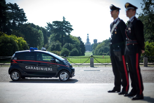 Mitsubishi Electric Vehicle bei den italienischen Carabinieri im Polizeidienst.