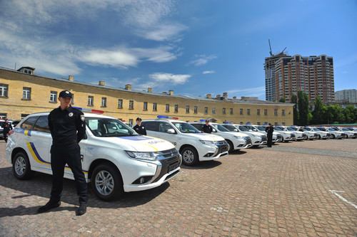 Mitsubishi liefert 635 Plug-in Hybrid Outlander an die ukrainische Polizei.
